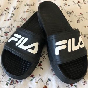 Black FILA slides (US 8)